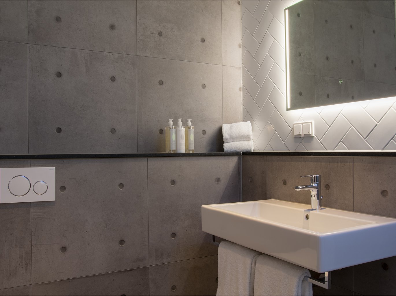 EH - DESIGN HOTEL MAASTRICHT - BASIC DOUBLE - BADKAMER - 9.jpg