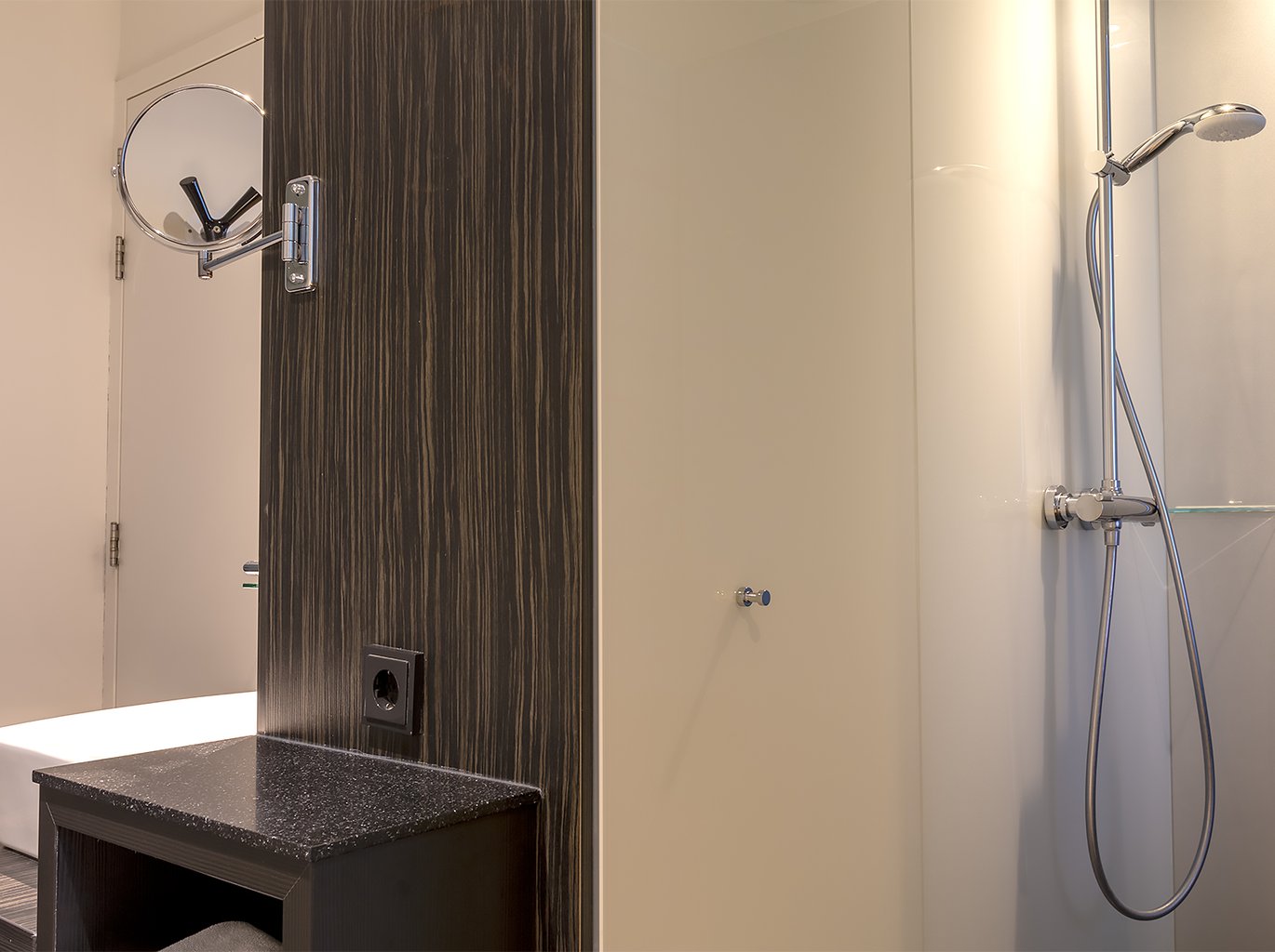 EH - DESIGN HOTEL MAASTRICHT - BASIC AIRCO - BADKAMER - 3.jpg