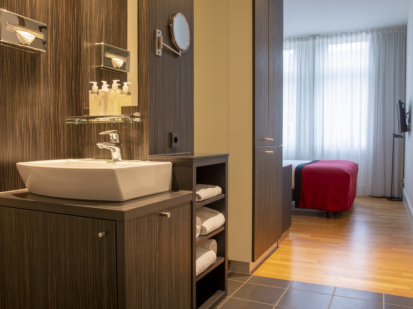 EH - DESIGN HOTEL MAASTRICHT - BASIC AIRCO - BADKAMER - 2.jpg