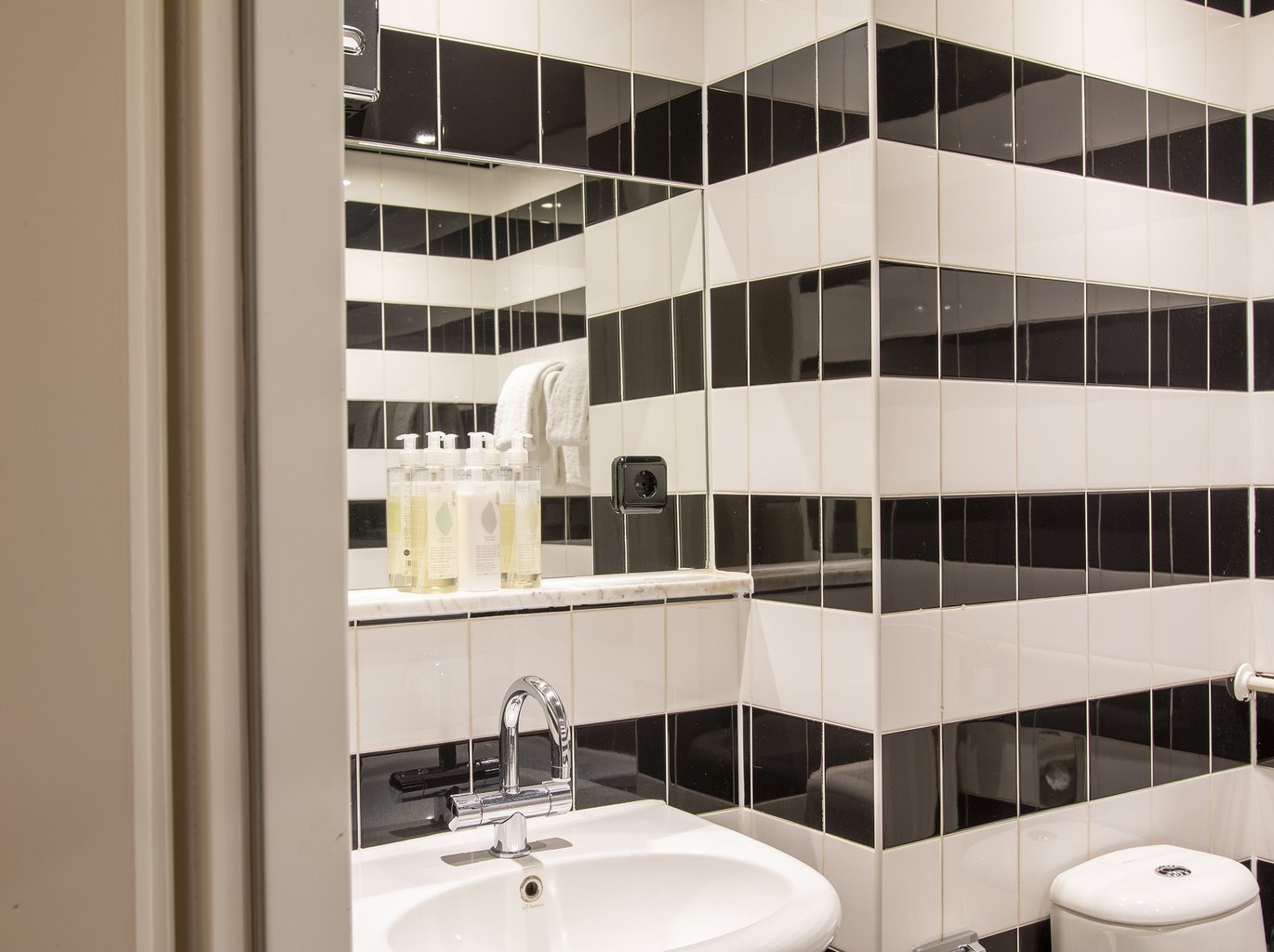 EH - DESIGN HOTEL MAASTRICHT - BASIC TWIN - BADKAMER - 5.jpg