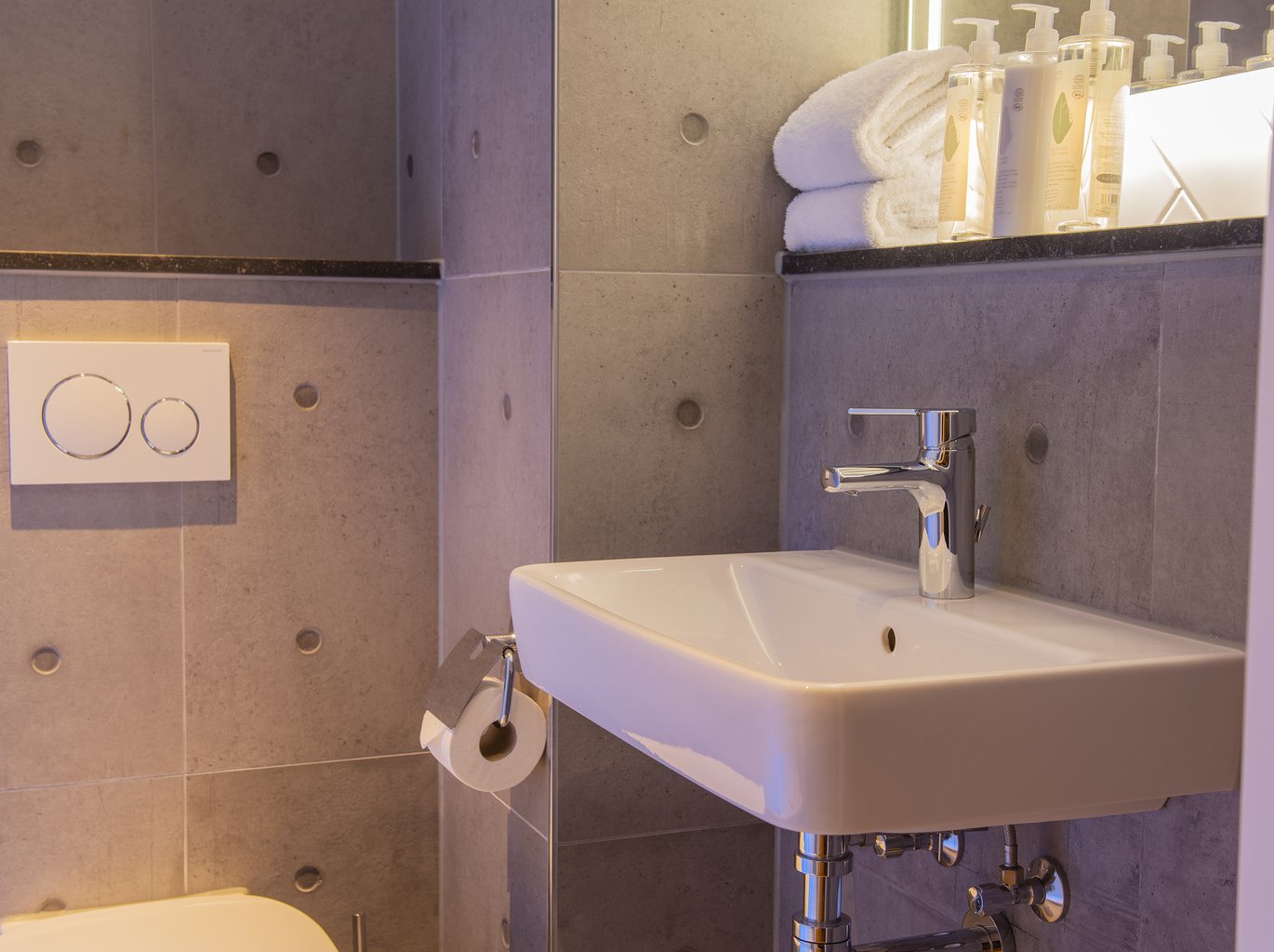 EH - DESIGN HOTEL MAASTRICHT - BASIC TWIN - BADKAMER - 6.jpg