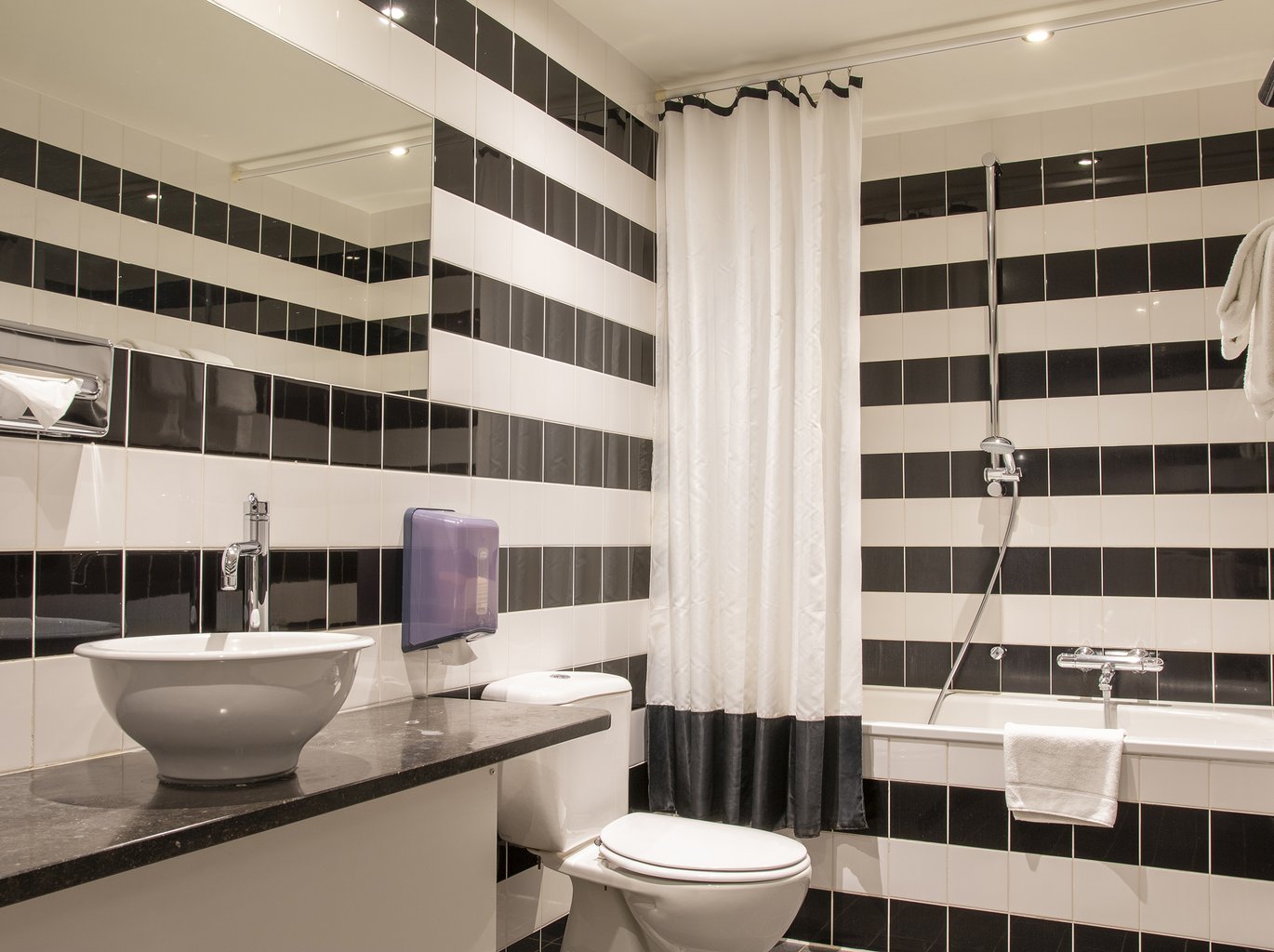 EH - DESIGN HOTEL MAASTRICHT - BASIC DOUBLE - BADKAMER - 6.jpg
