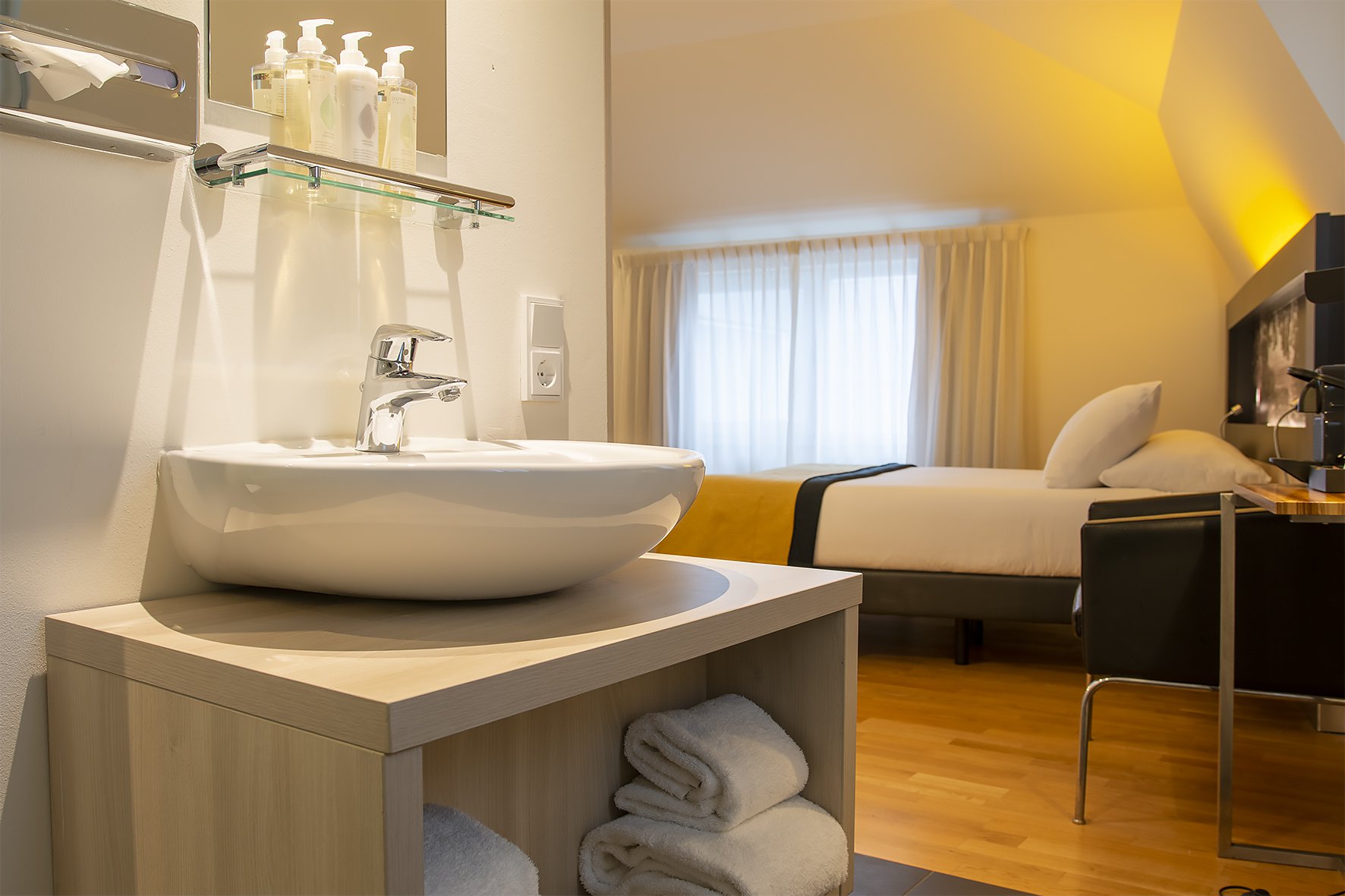 EH - DESIGN HOTEL MAASTRICHT - BASIC AIRCO - BADKAMER - 4.jpg