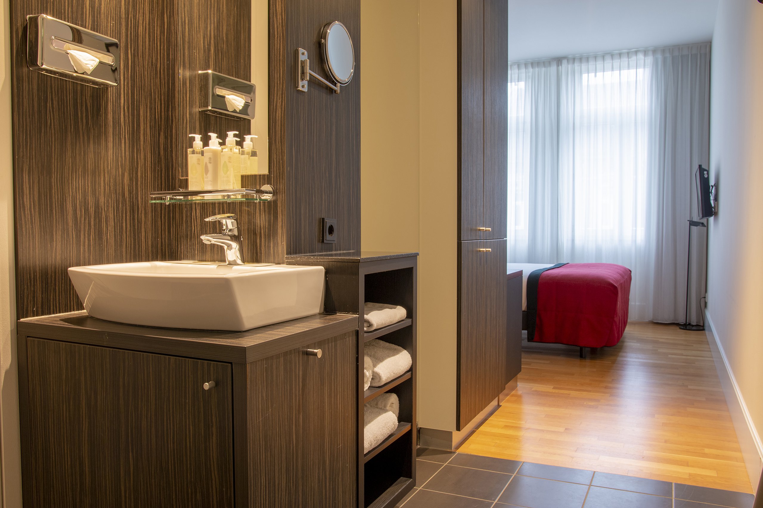 EH - DESIGN HOTEL MAASTRICHT - BASIC AIRCO - BADKAMER - 2.jpg
