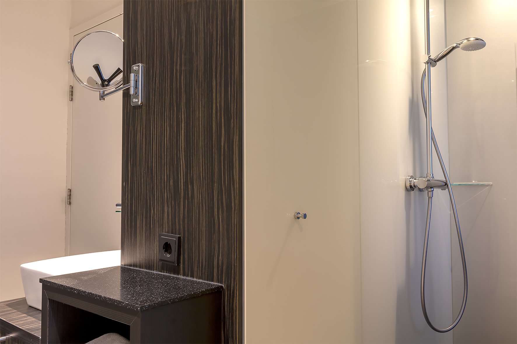 EH - DESIGN HOTEL MAASTRICHT - BASIC AIRCO - BADKAMER - 3.jpg
