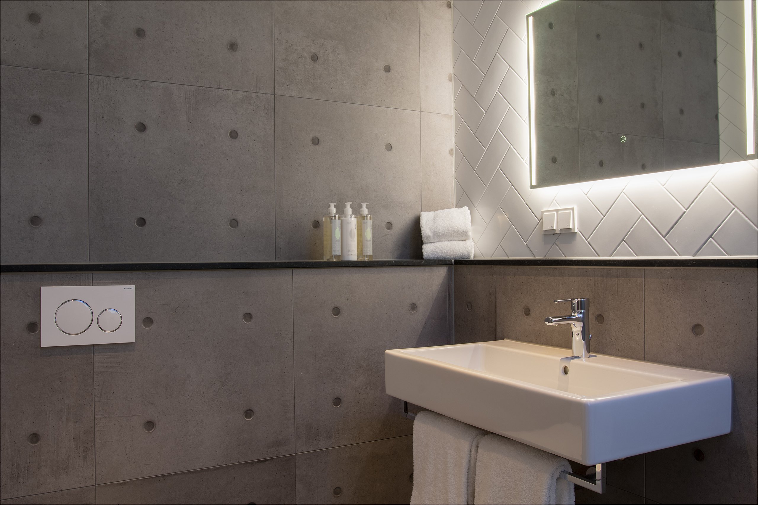 EH - DESIGN HOTEL MAASTRICHT - BASIC DOUBLE - BADKAMER - 9.jpg