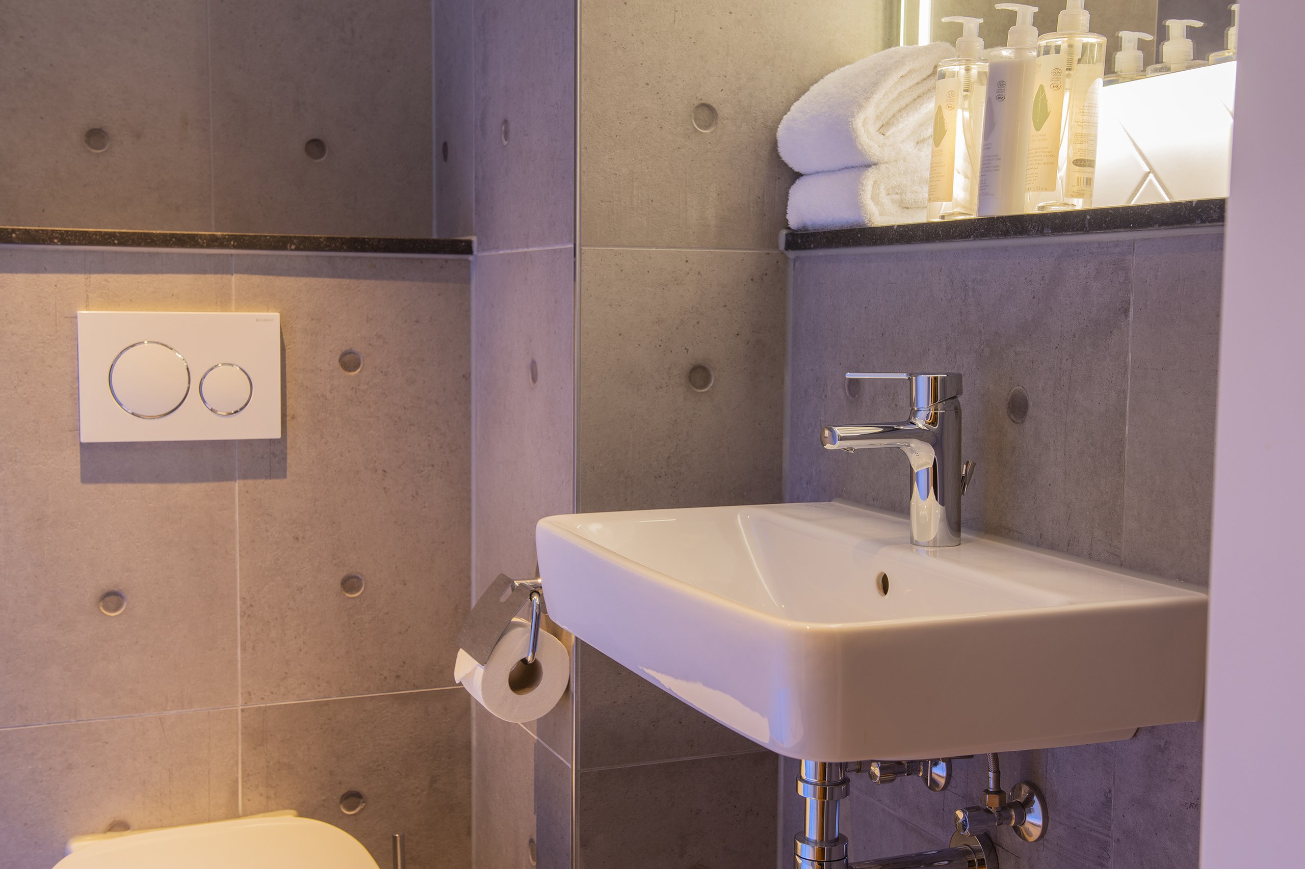 EH - DESIGN HOTEL MAASTRICHT - BASIC TWIN - BADKAMER - 6.jpg