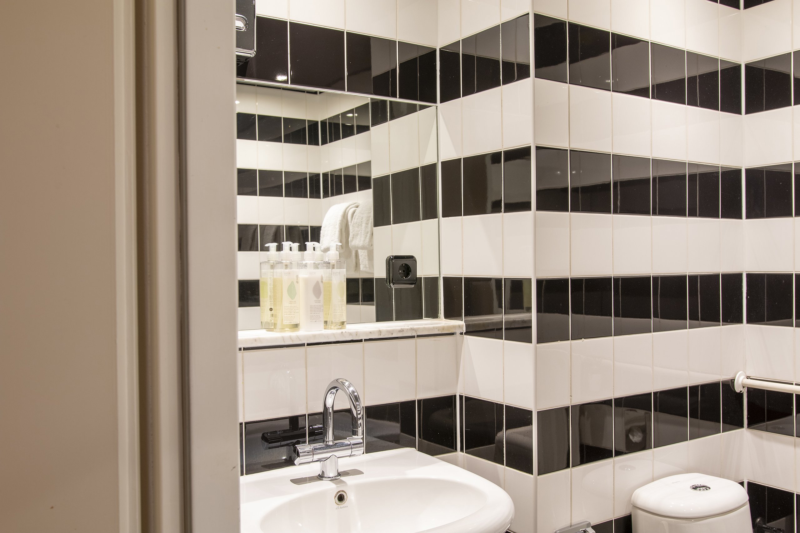 EH - DESIGN HOTEL MAASTRICHT - BASIC TWIN - BADKAMER - 5.jpg