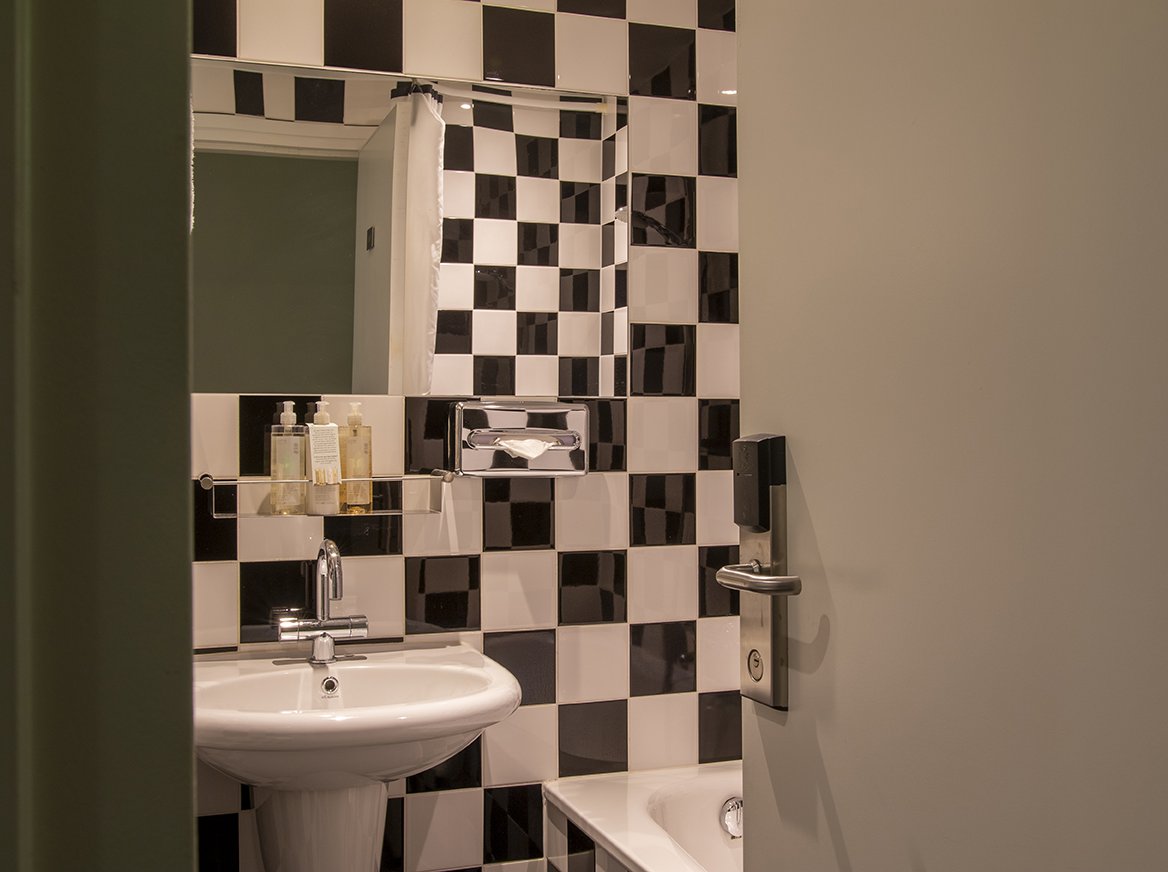 EH - DESIGN HOTEL MAASTRICHT - COMPACT - BADKAMER - 1_WEB.jpg