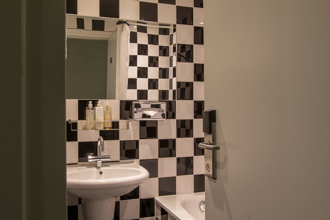 EH - DESIGN HOTEL MAASTRICHT - COMPACT - BADKAMER - 1_WEB.jpg